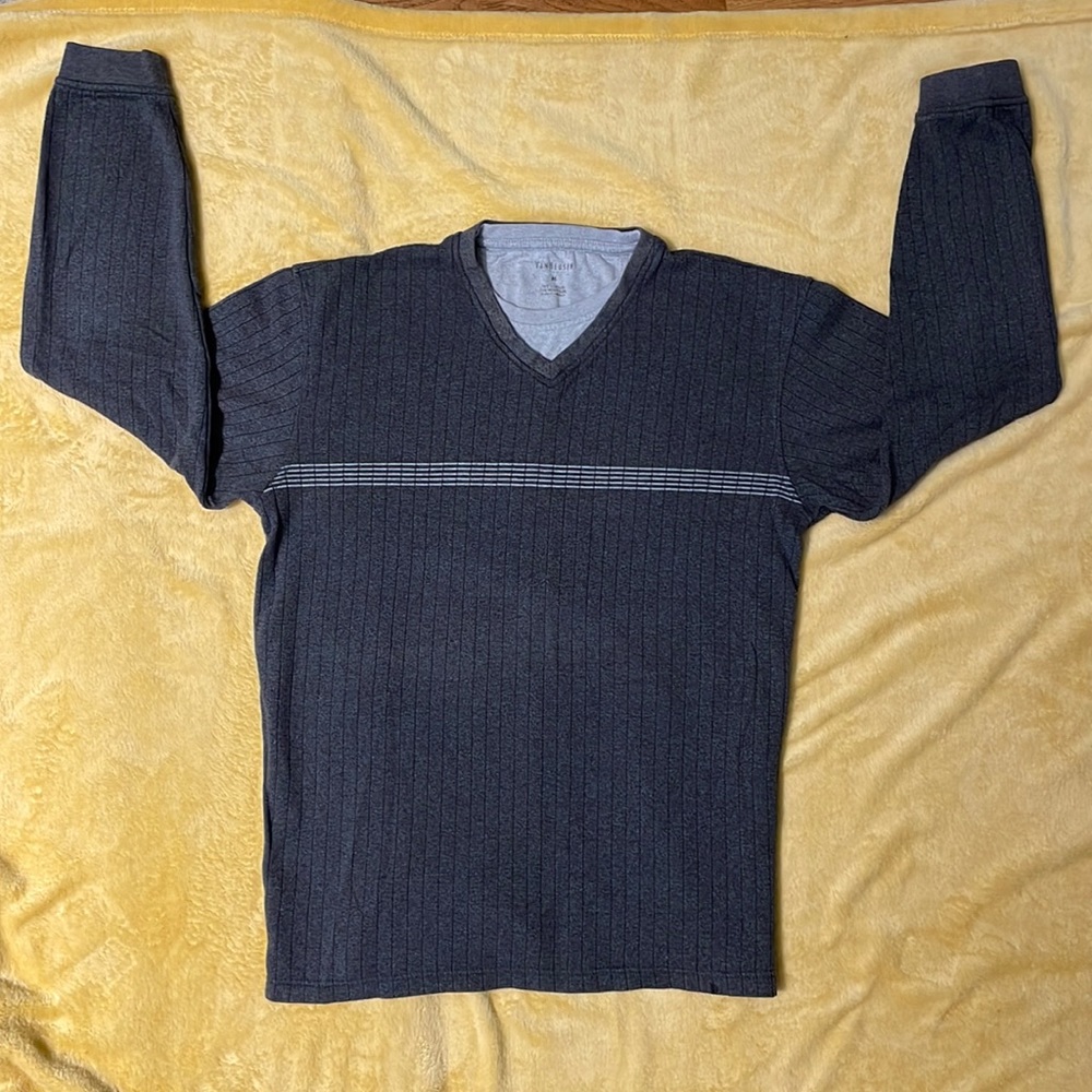Men’s Van Heusen long sleeve pullover shirt size Medium